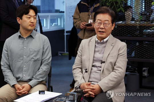 이재명 더불어민주당 대선 예비후보가 14일 서울 강남구 퓨리오사AI에서 백준호 대표 등 임직원들과 간담회를 하고 있다. 연합뉴스